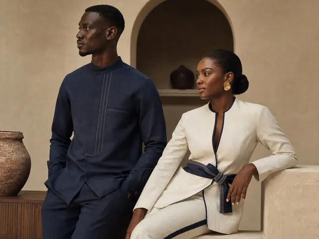 Deux silhouettes contemporaines en tenues africaines indigo et ivoire, visuel d’illustration généré